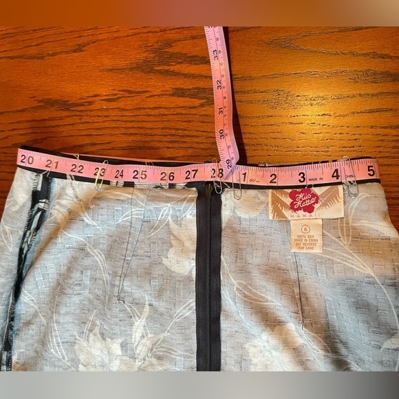 Hilo Hattie 100% Silk Knee-Length Skirt Size 6 Black White Floral Casual - Picture 8 of 9